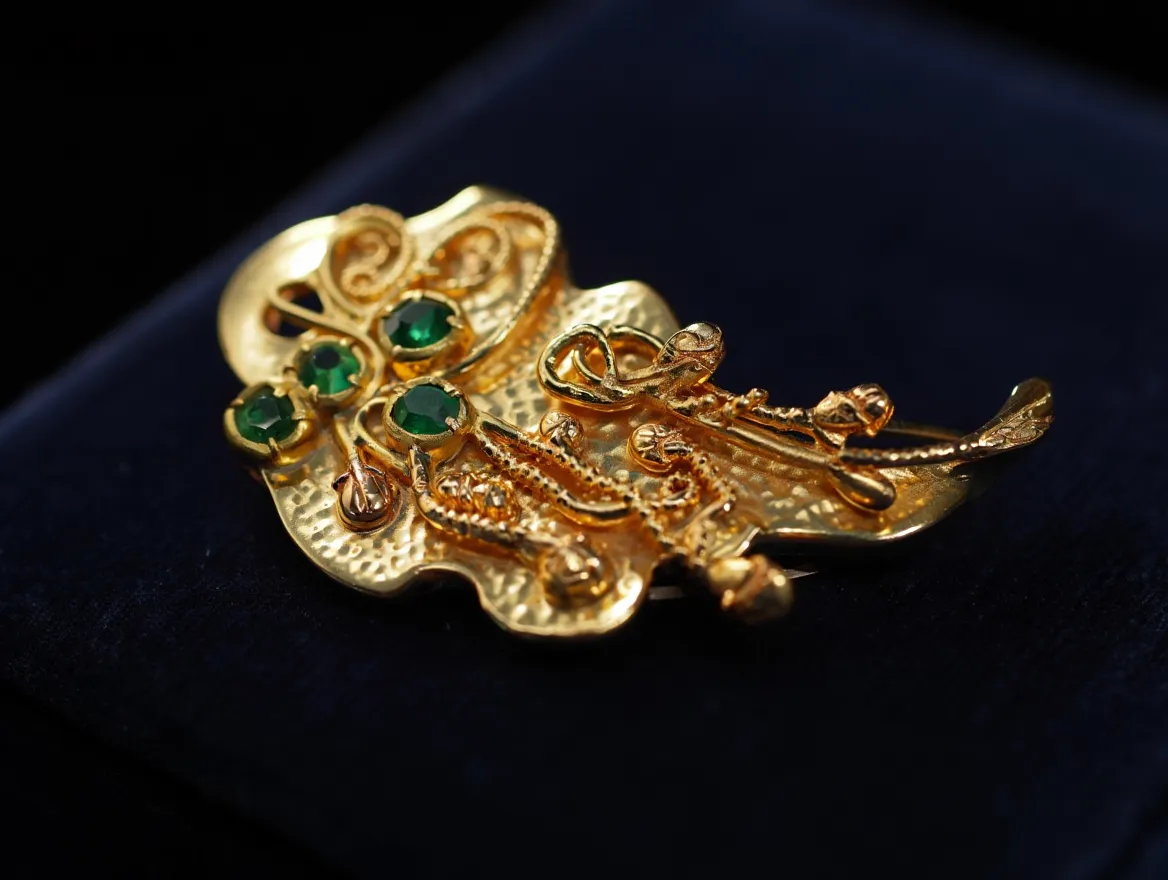 Handgjord guldbrosch